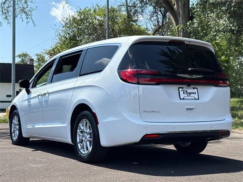 New 2026 Chrysler Pacifica Select image 8