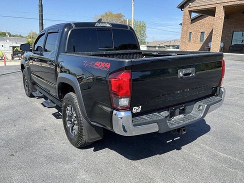 Used 2018 Toyota Tacoma TRD Off-Road AWD/4WD image 3
