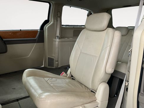 Used 2009 Chrysler Town & Country Limited w/ Entertainment Group #3 image 14