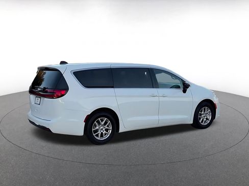 Used 2025 Chrysler Pacifica Select image 14
