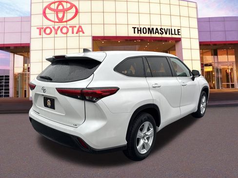 Used 2023 Toyota Highlander LE image 5