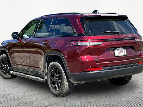 Used 2025 Jeep Grand Cherokee Altitude AWD/4WD image 4
