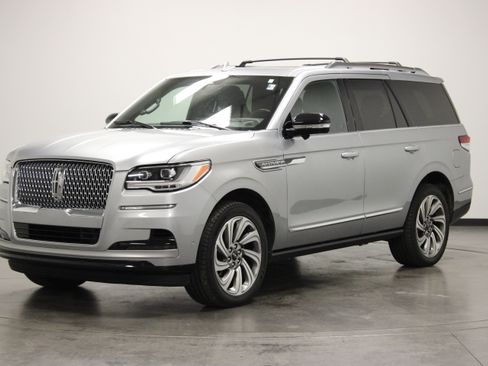 Used 2023 Lincoln Navigator Reserve AWD/4WD image 4