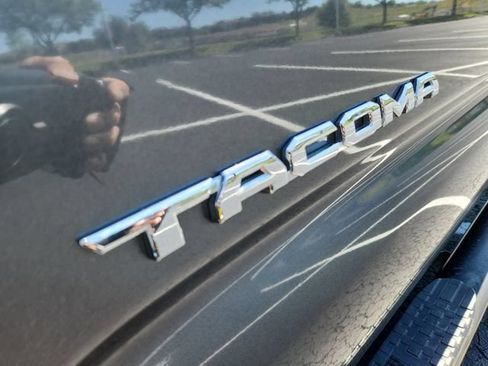 Used 2017 Toyota Tacoma TRD Off-Road w/ Premium & Technology Package AWD/4WD image 24