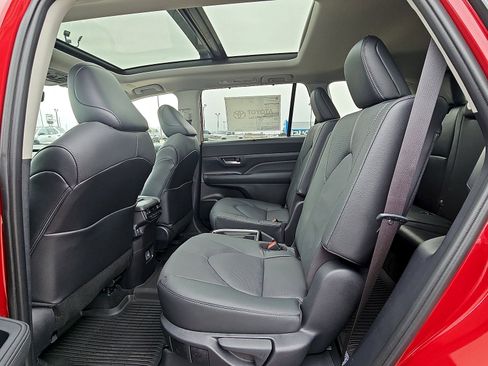 New 2026 Toyota Grand Highlander Platinum AWD/4WD image 13