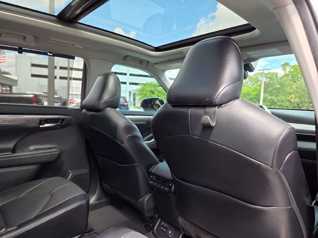 Certified 2022 Toyota Highlander Platinum FWD image 16