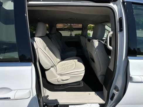 Used 2020 Chrysler Pacifica Limited w/ Advanced Safetytec Group FWD image 17
