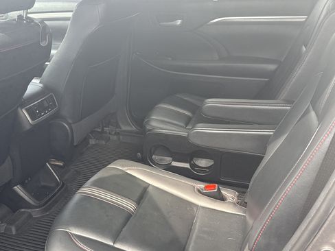 Used 2019 Toyota Highlander SE w/ Nightshade Edition AWD/4WD image 5