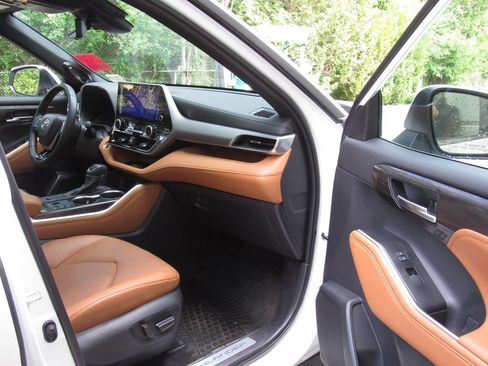 Used 2026 Toyota Highlander Limited AWD/4WD image 17