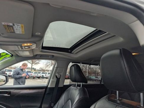 Used 2023 Toyota Highlander Limited image 3