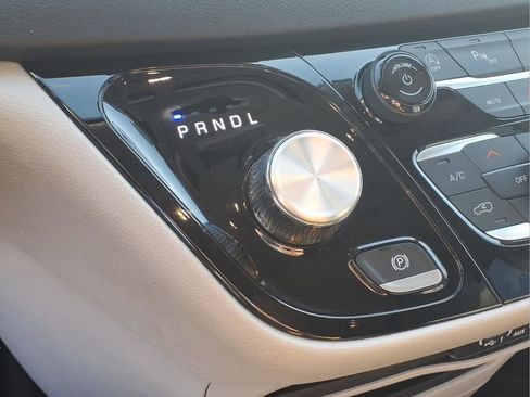 Used 2024 Chrysler Pacifica Touring-L image 10