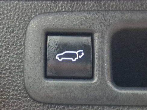 Used 2021 Toyota Highlander LE AWD/4WD image 29