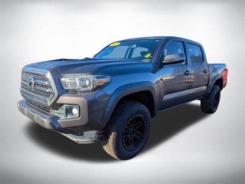 Used 2017 Toyota Tacoma TRD Sport image 8