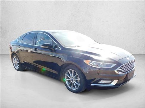 Used 2017 Ford Fusion SE image 3