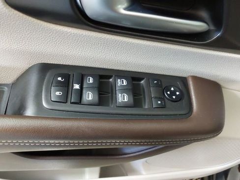 Used 2021 Chrysler Pacifica Touring w/ Uconnect Theater Family Group FWD image 17