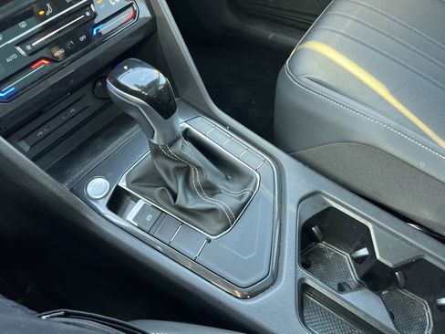 Certified 2024 Volkswagen Tiguan SE w/ Panoramic Sunroof Package FWD image 23
