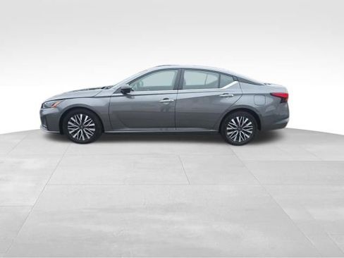 Used 2024 Nissan Altima 2.5 SV FWD image 2