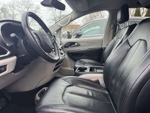 Used 2020 Chrysler Pacifica Touring-L image 14