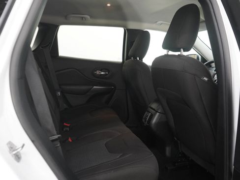 Used 2019 Jeep Cherokee Latitude w/ Popular Appearance Group FWD image 12