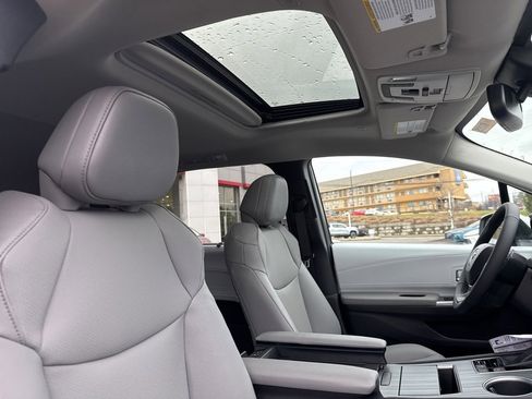 New 2026 Toyota Sienna XLE image 5