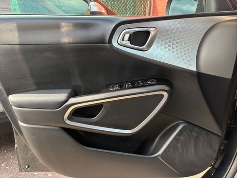 Used 2025 Kia Soul LX w/ LX Technology Package FWD image 18