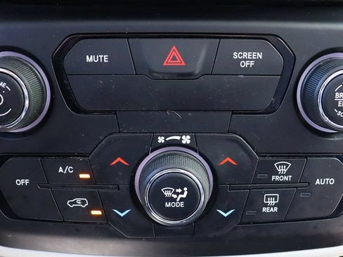Used 2018 Jeep Renegade Latitude FWD image 46
