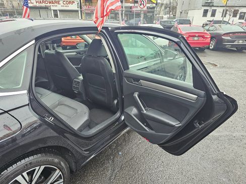 Used 2022 Volkswagen Passat 2.0T SE image 10