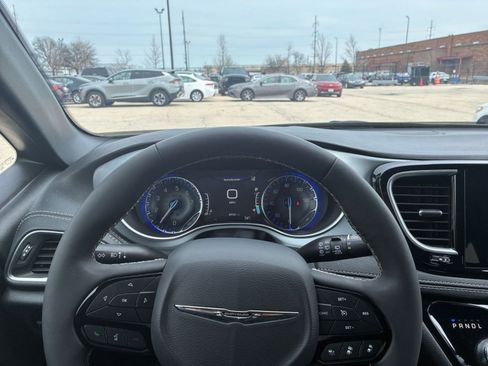Used 2025 Chrysler Pacifica Limited FWD image 38