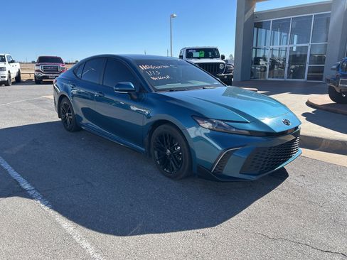 Used 2025 Toyota Camry SE w/ Convenience Package image 3