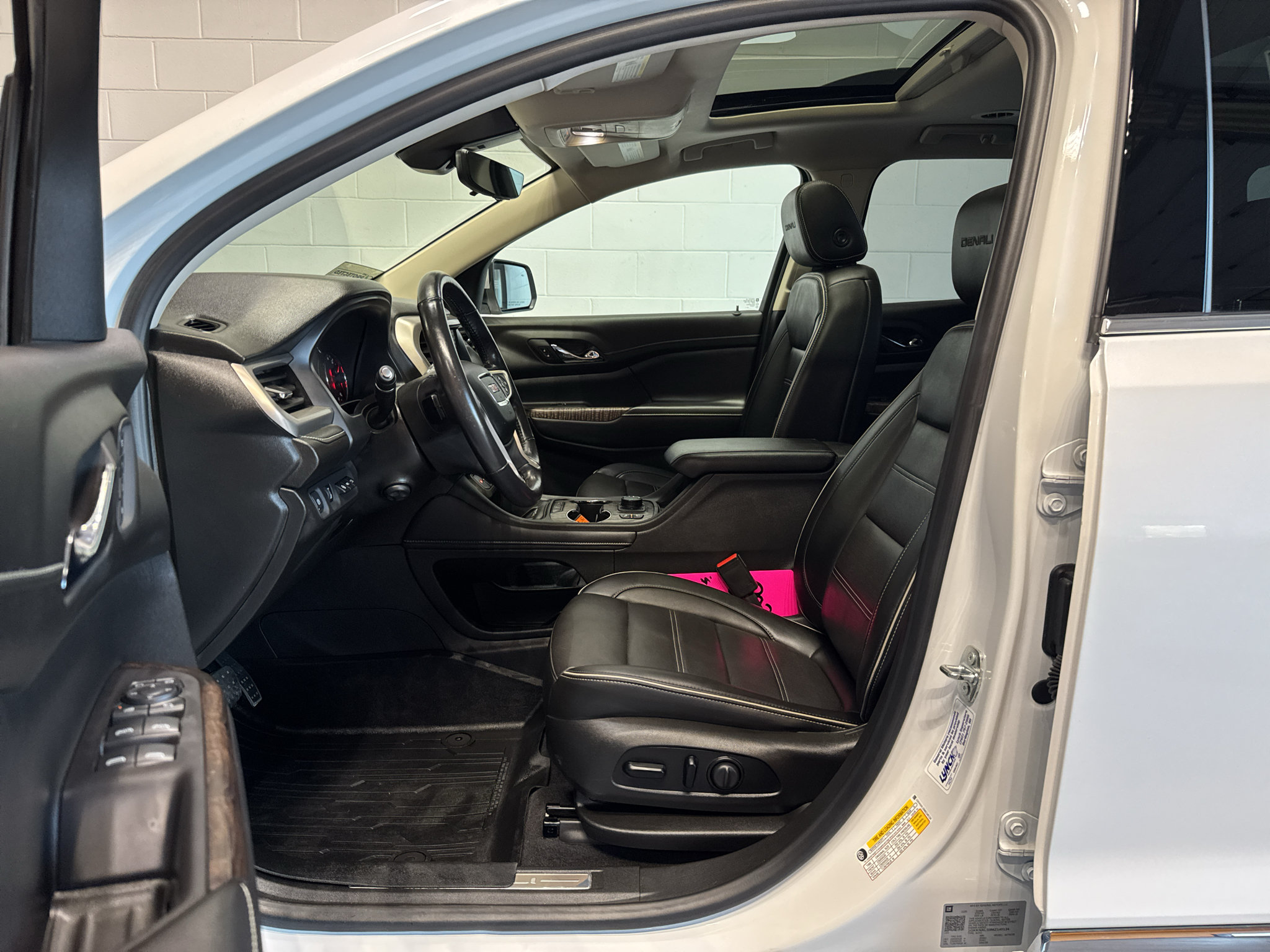 Used 2021 GMC Acadia Denali w/ Denali Ultimate Package AWD/4WD image 15