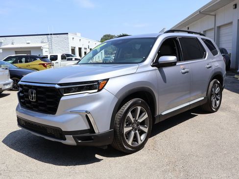 Used 2023 Honda Pilot Touring image 3