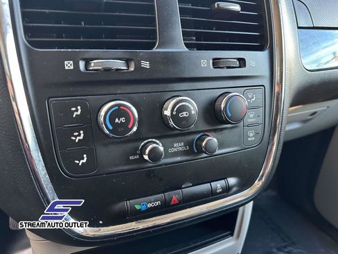Used 2019 Dodge Grand Caravan SE w/ UConnect Hands-Free Group image 30