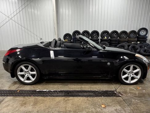 Used 2004 Nissan 350Z Touring image 2