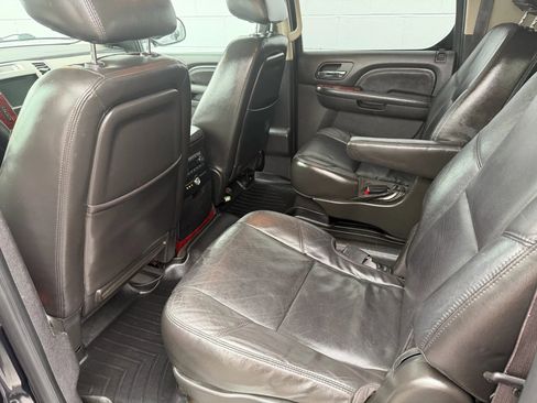 Used 2010 Cadillac Escalade ESV Premium image 15