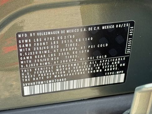 Used 2025 Volkswagen Tiguan SE R-Line FWD image 28
