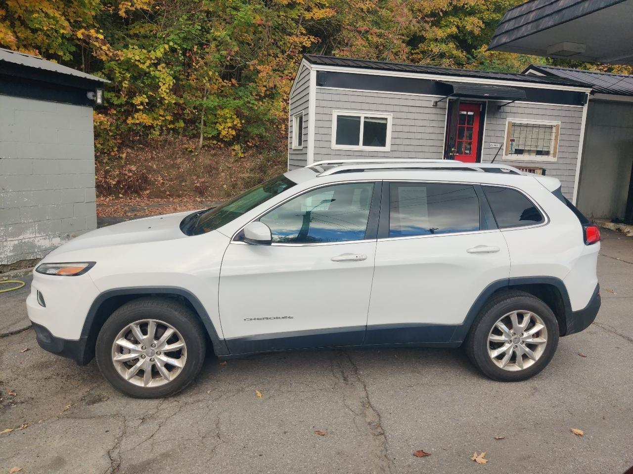 Used 2015 Jeep Cherokee Limited AWD/4WD image 3