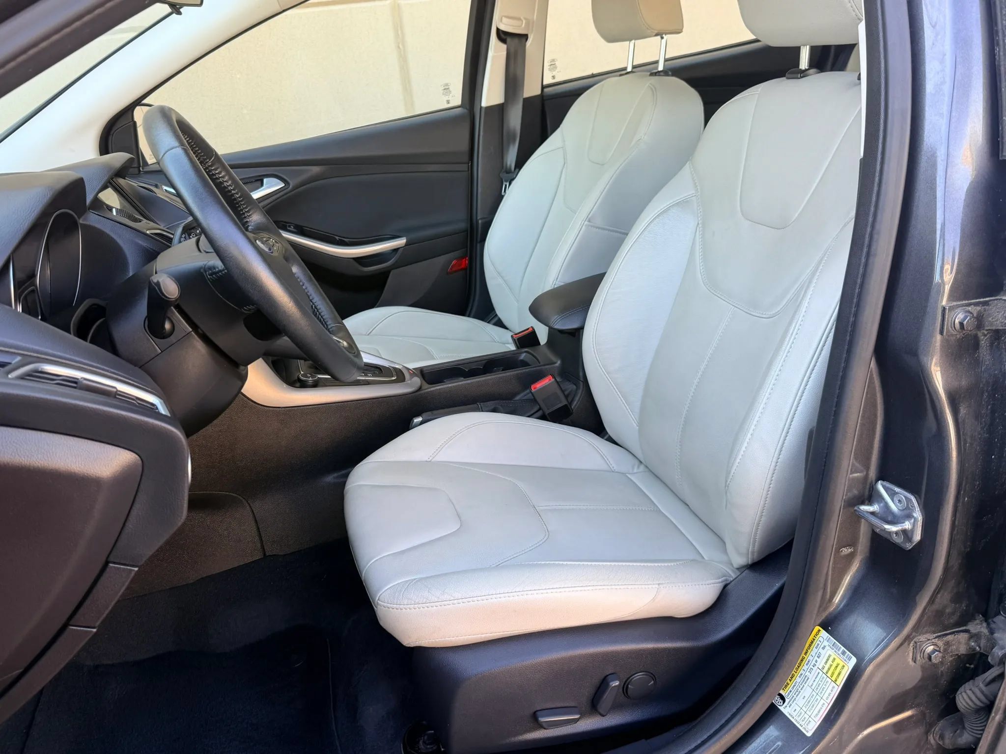 Used 2016 Ford Focus Titanium FWD image 17