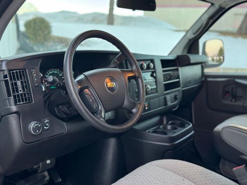 Used 2015 Chevrolet Express 2500 RWD image 15