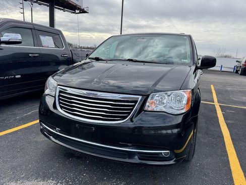 Used 2016 Chrysler Town & Country Touring w/ Driver Convenience Group image 7