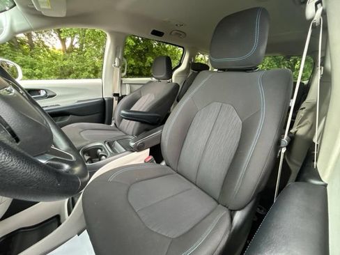 Used 2021 Chrysler Pacifica Touring FWD image 23