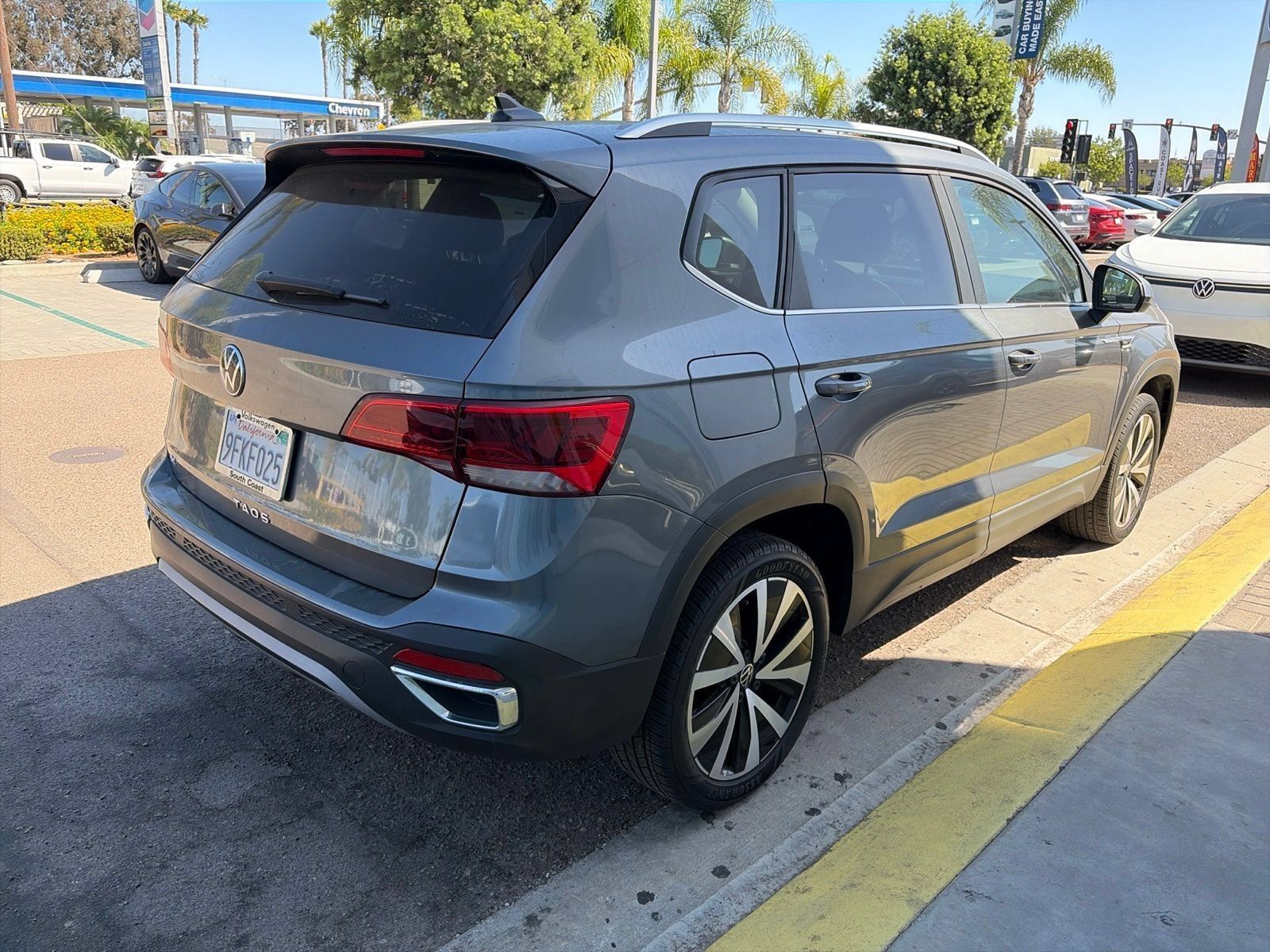 Used 2023 Volkswagen Taos SE w/ Panoramic Sunroof Package FWD image 5