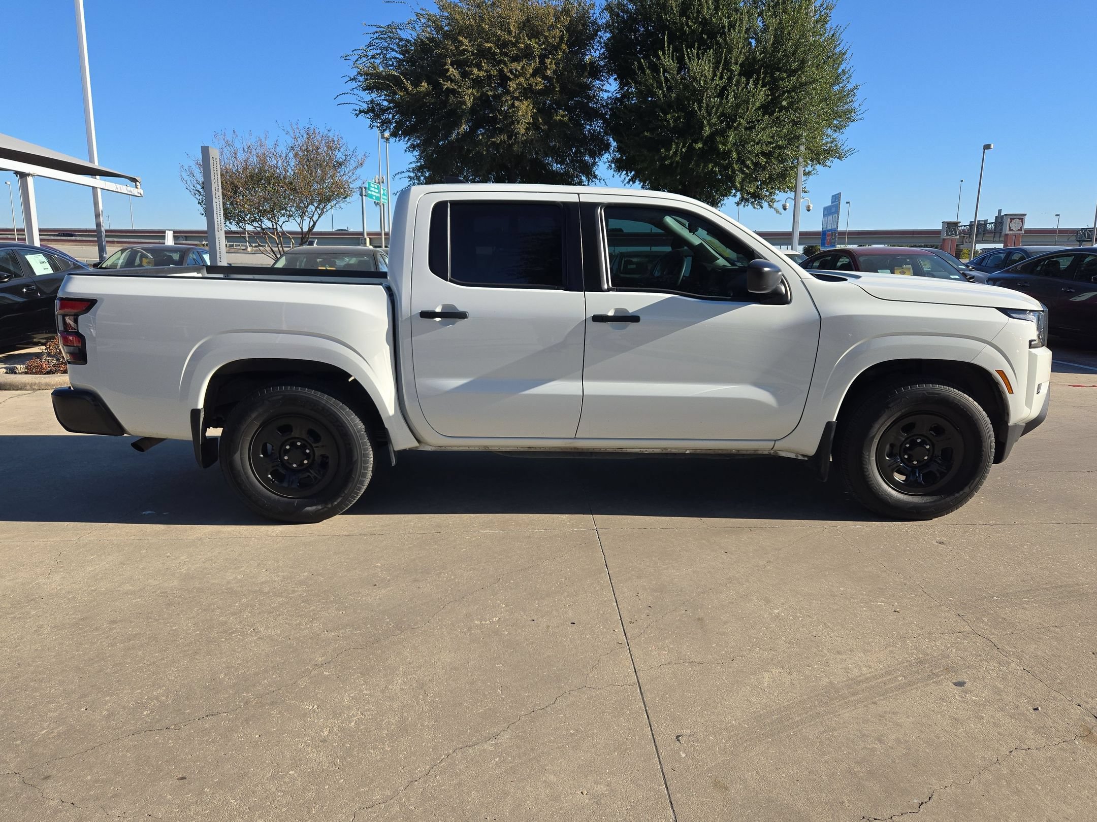Used 2022 Nissan Frontier S w/ Technology Package RWD image 2