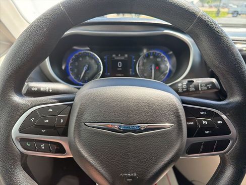 Used 2020 Chrysler Pacifica Touring FWD image 14