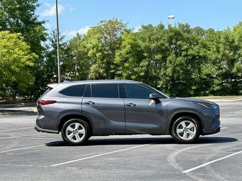Used 2021 Toyota Highlander L FWD image 9