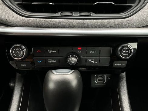 Used 2025 Jeep Compass Latitude image 27