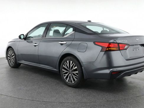 Used 2025 Nissan Altima 2.5 SV FWD image 6