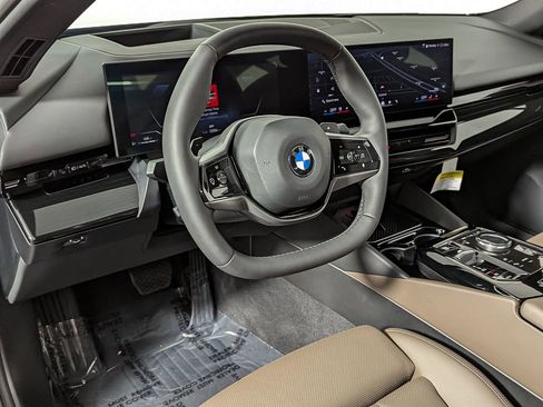 Used 2025 BMW 530i xDrive w/ Premium Package image 15