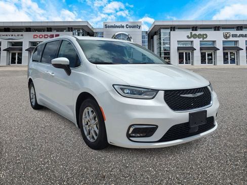 Used 2023 Chrysler Pacifica Touring-L FWD image 2