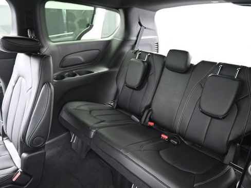 Used 2025 Chrysler Voyager LX FWD image 21