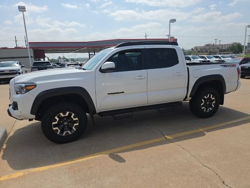 Used 2023 Toyota Tacoma TRD Off-Road w/ Technology Package AWD/4WD image 2